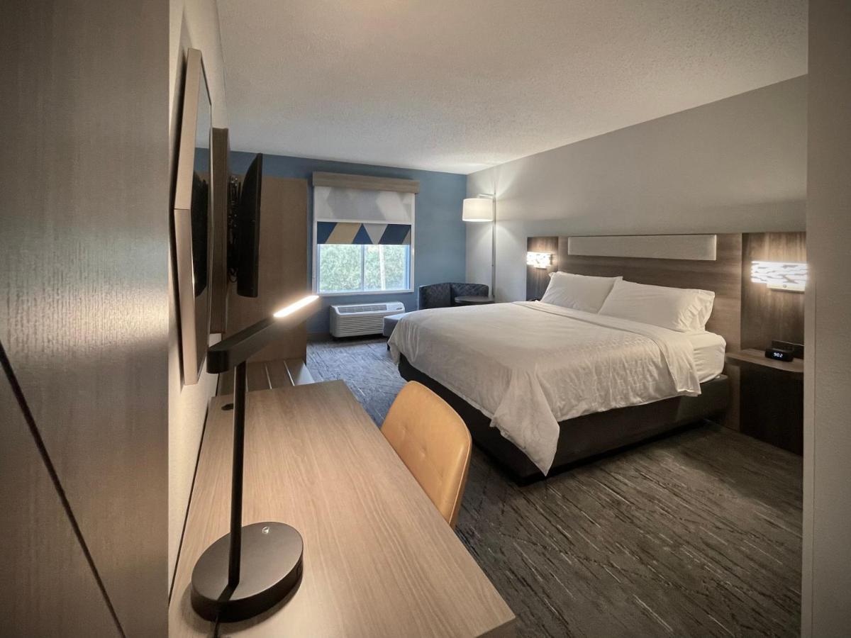 Holiday Inn Express And Suites Tampa I-75 At Bruce B. Downs By Ihg Exterior foto