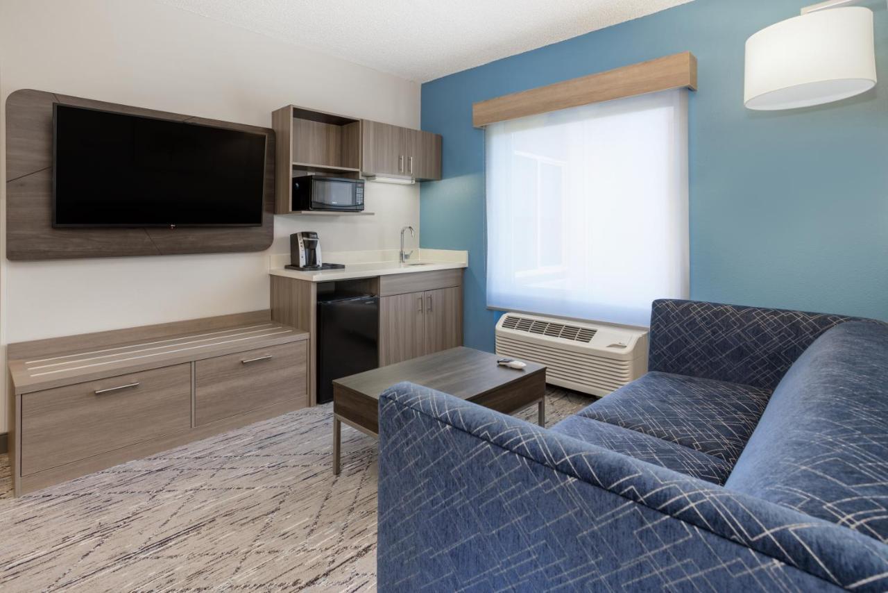Holiday Inn Express And Suites Tampa I-75 At Bruce B. Downs By Ihg Exterior foto