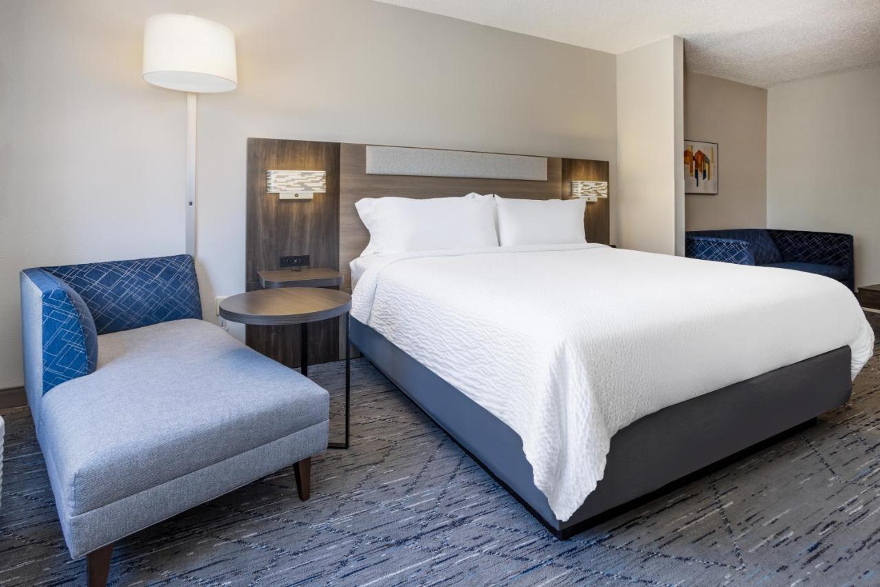 Holiday Inn Express And Suites Tampa I-75 At Bruce B. Downs By Ihg Exterior foto