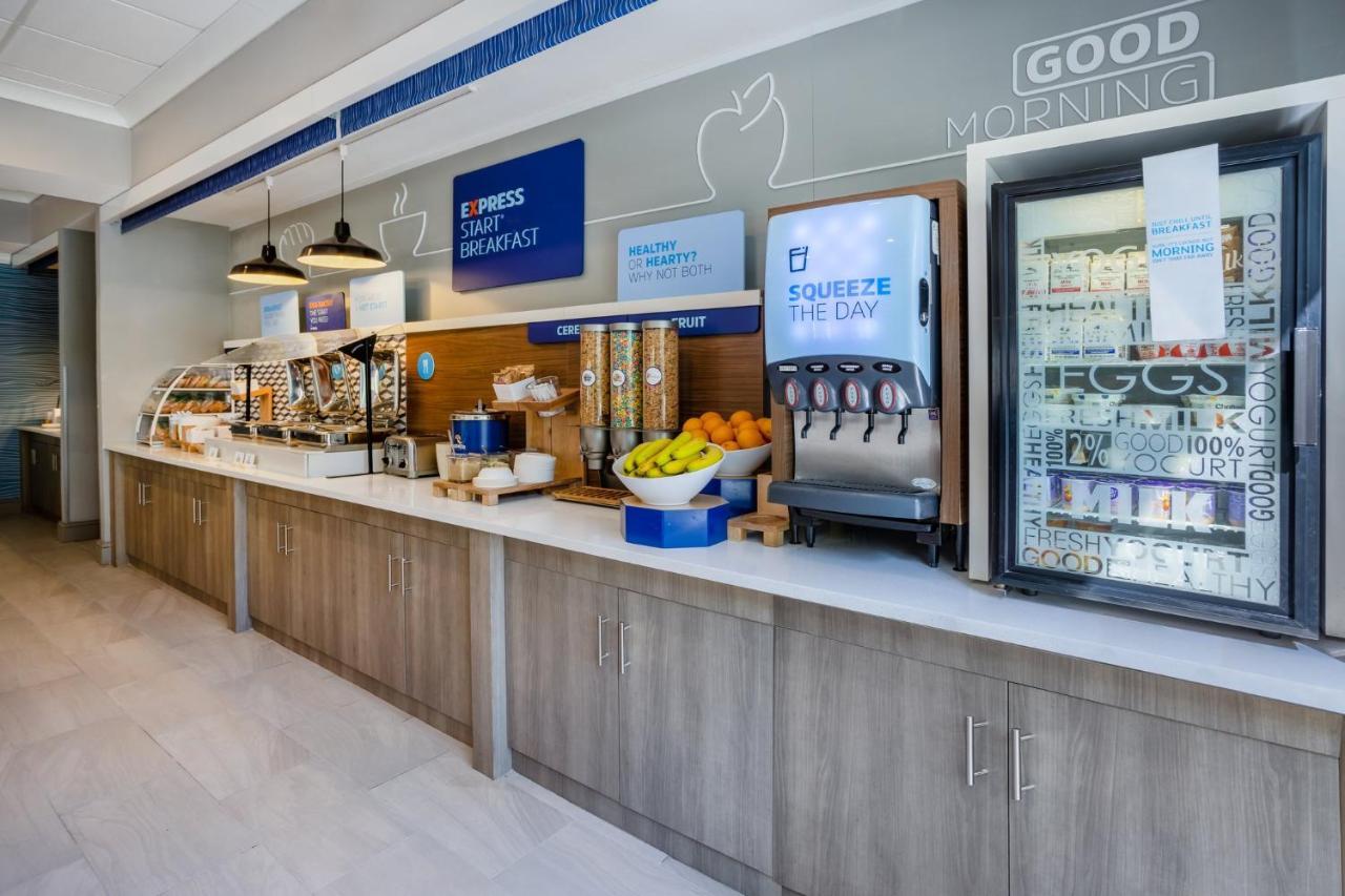 Holiday Inn Express And Suites Tampa I-75 At Bruce B. Downs By Ihg Exterior foto