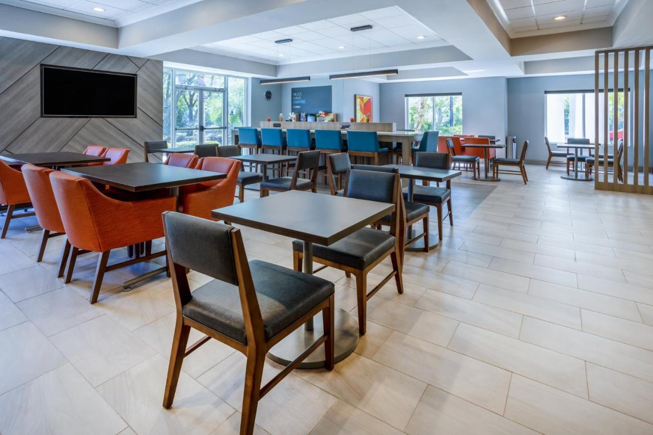 Holiday Inn Express And Suites Tampa I-75 At Bruce B. Downs By Ihg Exterior foto
