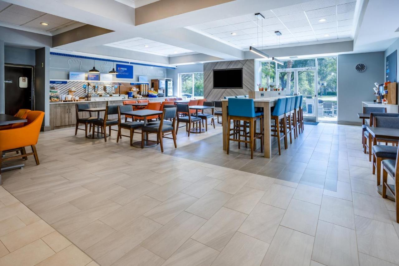 Holiday Inn Express And Suites Tampa I-75 At Bruce B. Downs By Ihg Exterior foto