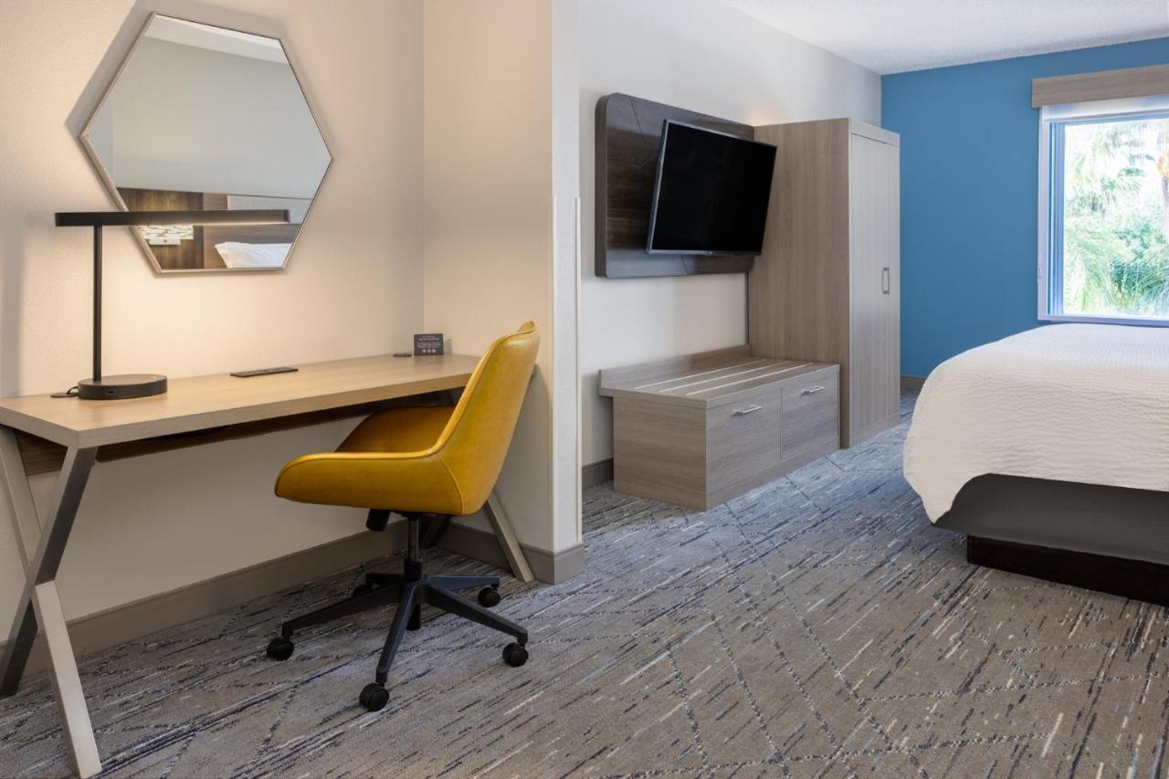 Holiday Inn Express And Suites Tampa I-75 At Bruce B. Downs By Ihg Exterior foto