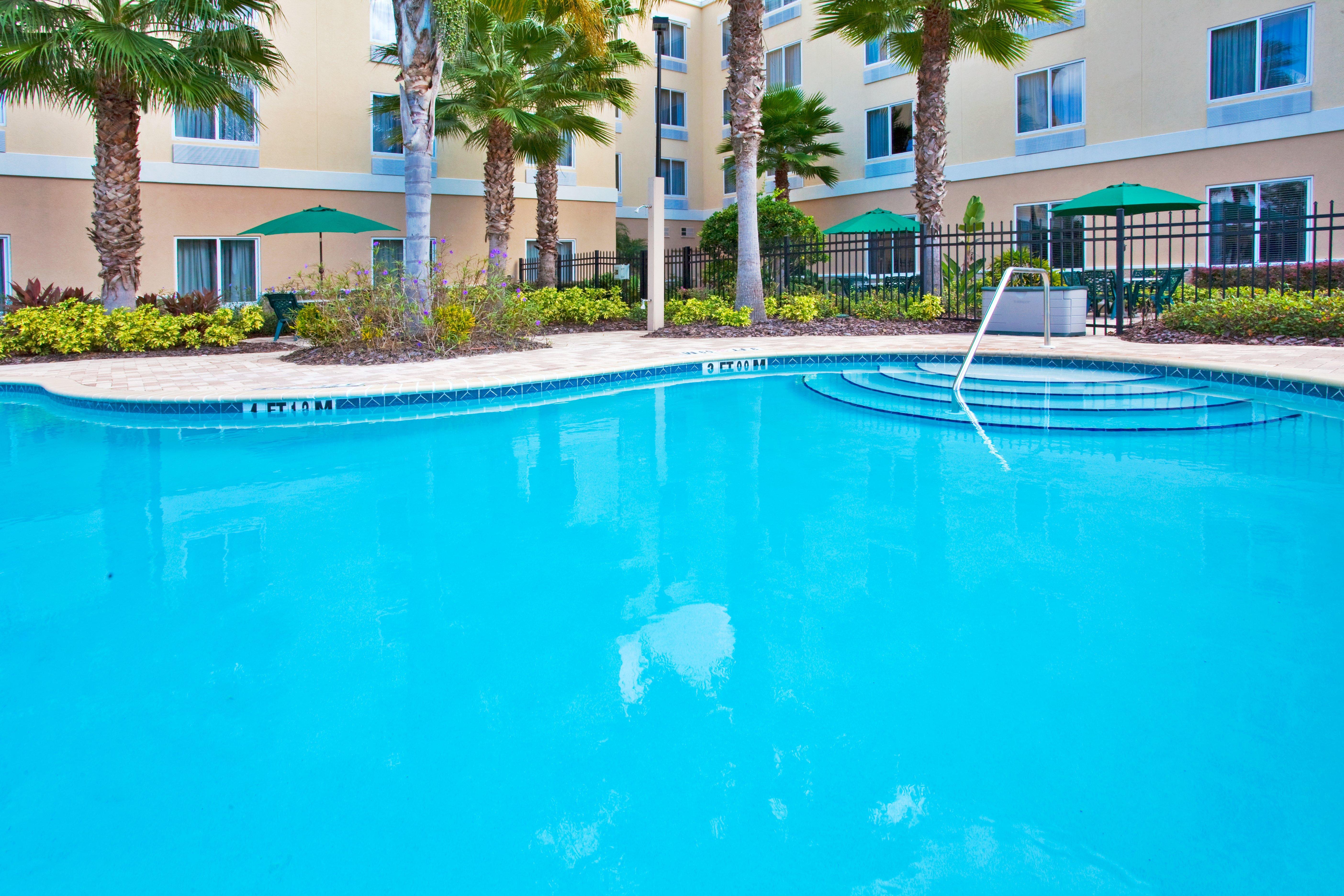 Holiday Inn Express And Suites Tampa I-75 At Bruce B. Downs By Ihg Exterior foto
