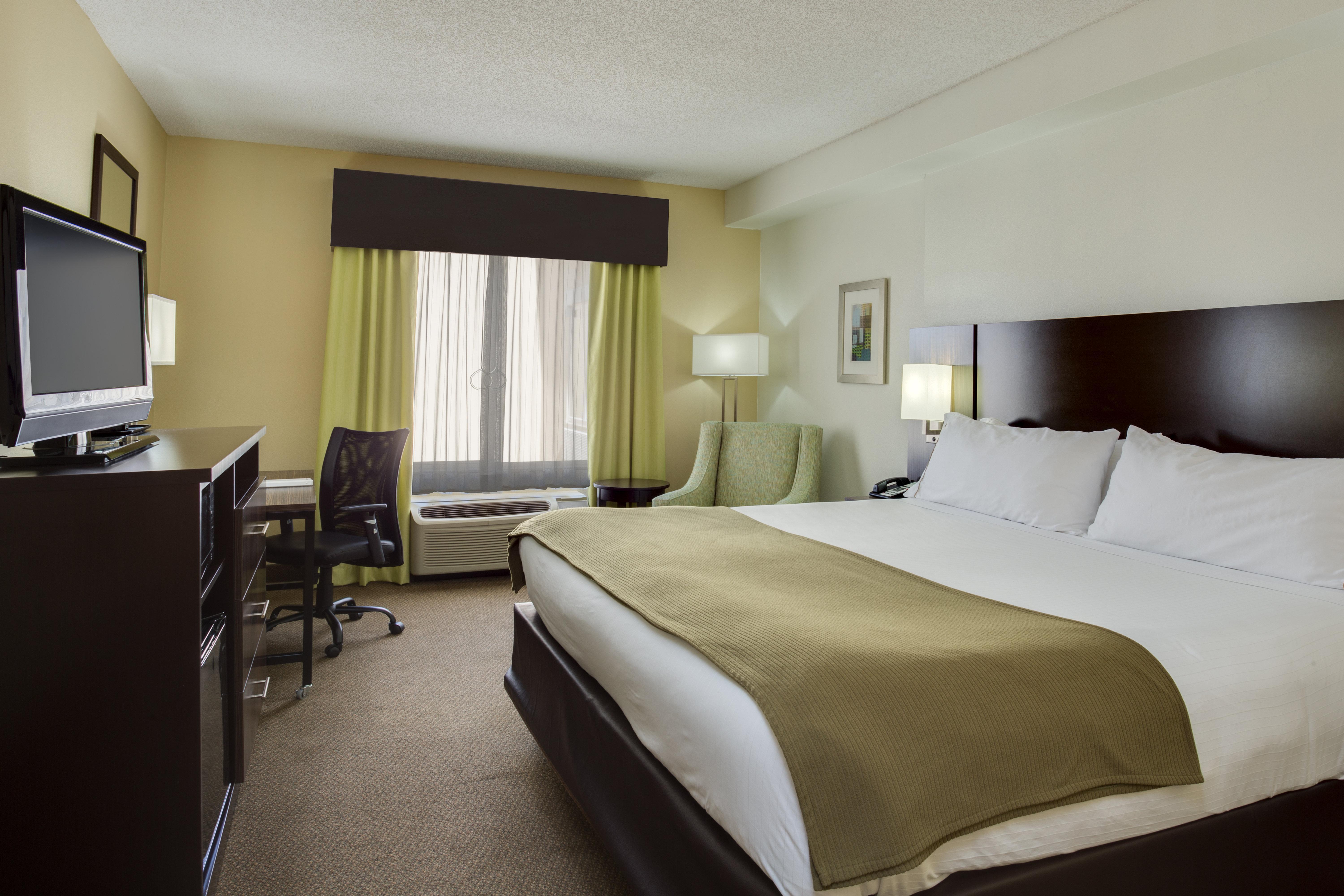 Holiday Inn Express And Suites Tampa I-75 At Bruce B. Downs By Ihg Exterior foto