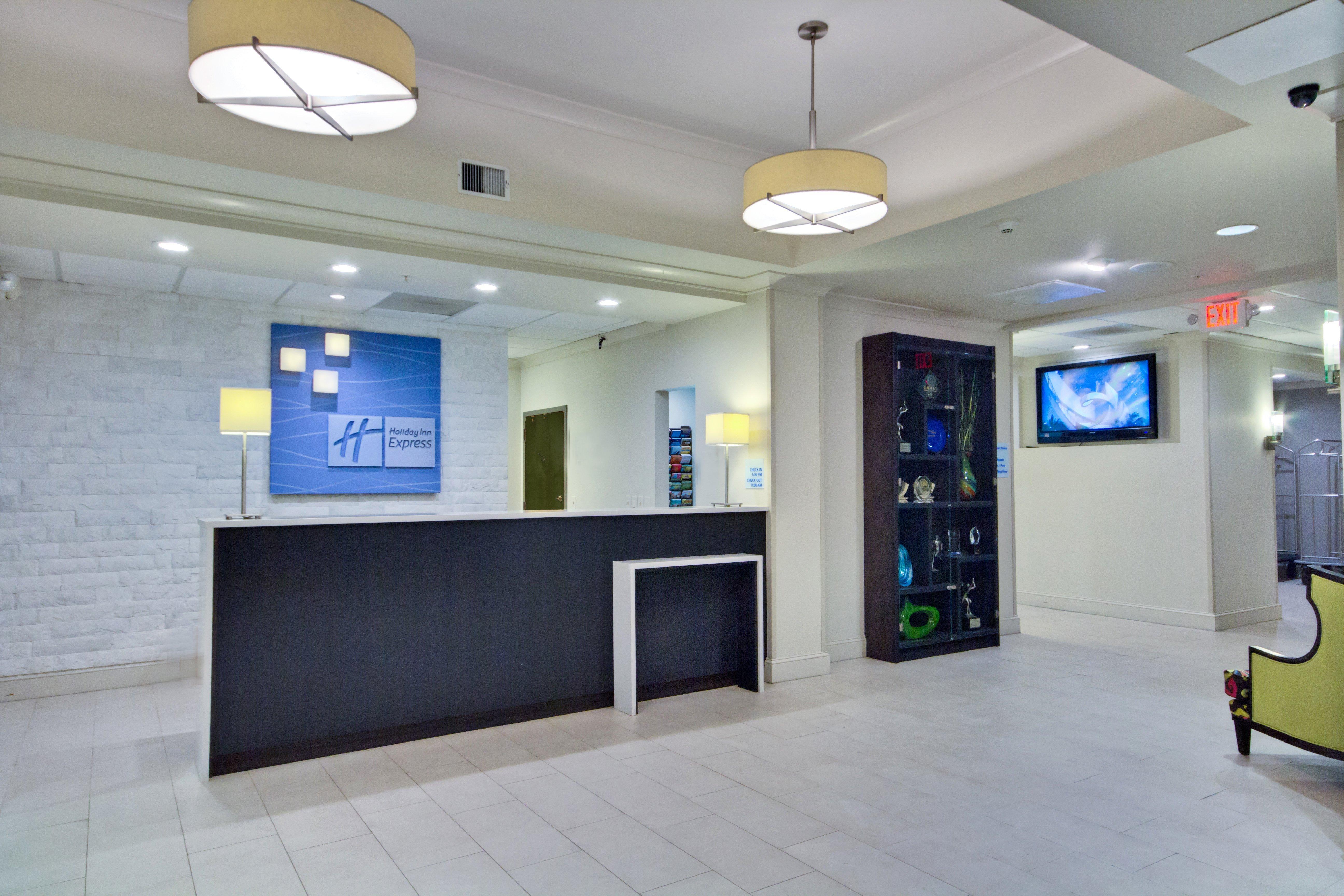 Holiday Inn Express And Suites Tampa I-75 At Bruce B. Downs By Ihg Exterior foto