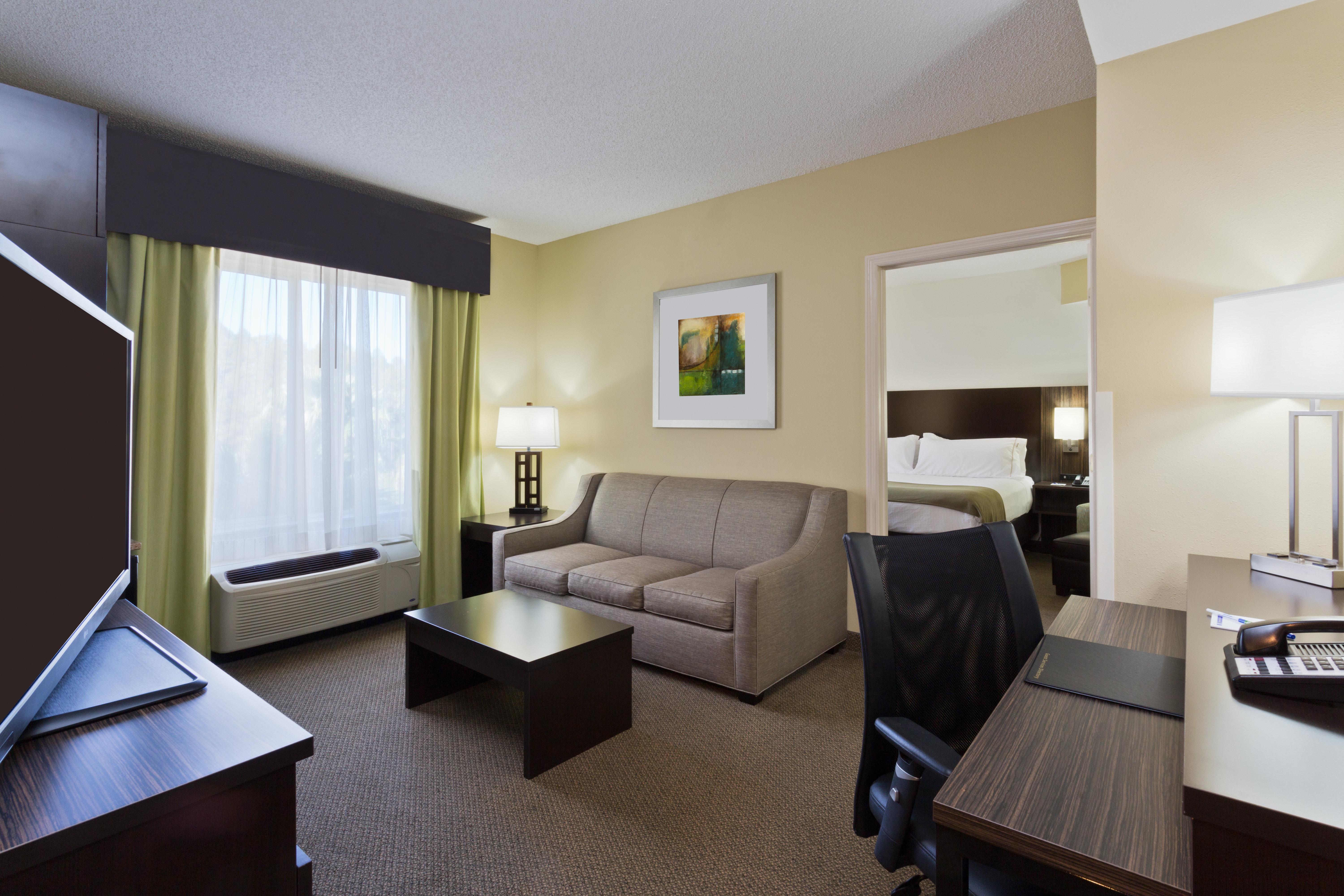 Holiday Inn Express And Suites Tampa I-75 At Bruce B. Downs By Ihg Exterior foto